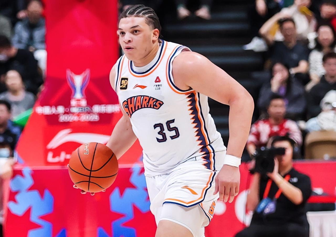 张镇麟：大王，这洛夫顿跟卢指导顶嘴后，先是一场0分，现在直接伤退啦？？？王哲林