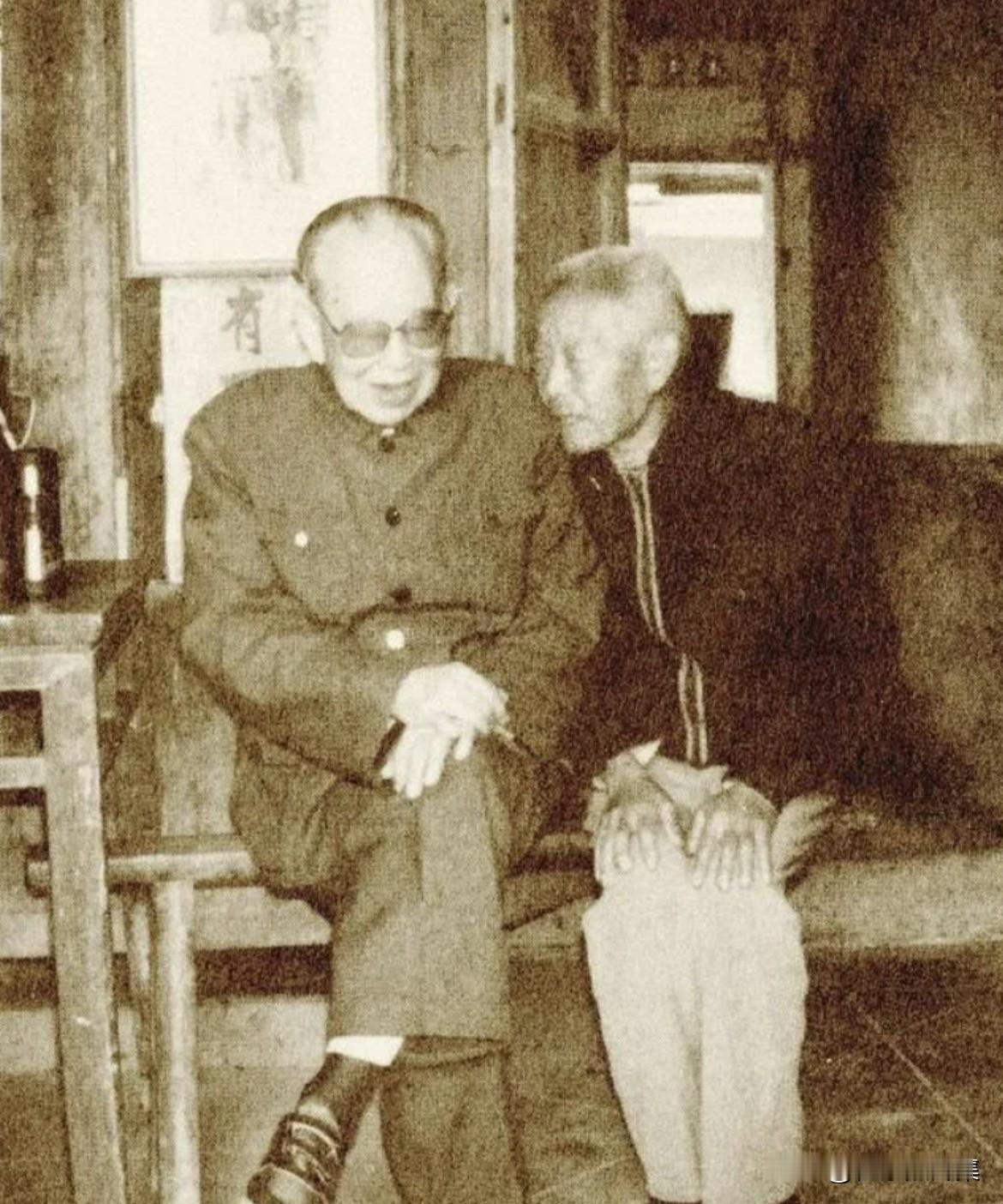 上世纪九十年代，廖汉生来到湖北潜江孙家台原襄南军分区驻地，与战争时期的老房东促膝