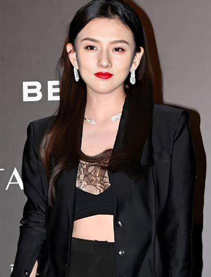 宋祖儿蕾丝小背心配西装外套，又纯又欲