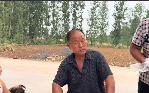 阿杜妈妈送鸡，雨露和他哒为什么都不吭声？二婚阿杜妈妈今天破天荒地去给阿杜家送了