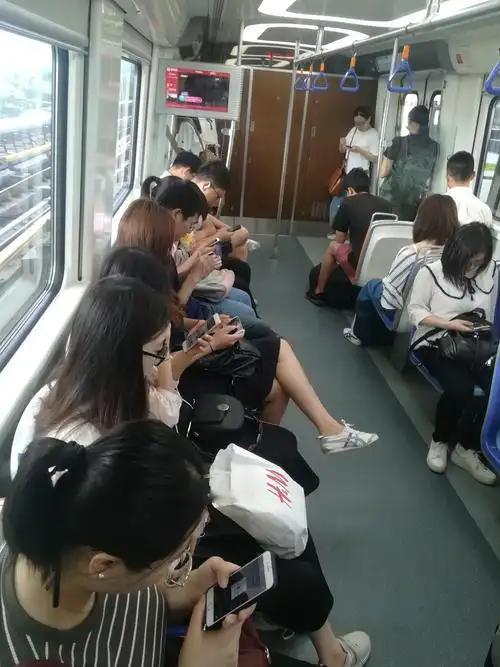 时代的十个现象，请对号入座。第一个是年轻人不想结婚，第二个是年轻人结婚了不