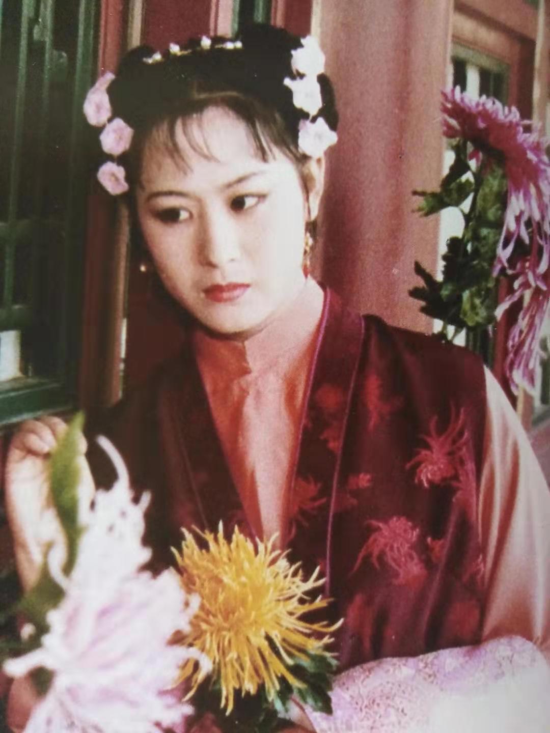 秦可卿死后，她的贴身丫鬟瑞珠触柱而亡也自杀了，当时不明真相的人都认为瑞珠姑娘忠心