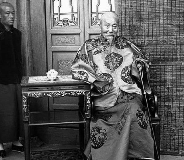 1874年，宫里给合肥一户人家送来了一块匾额。这块匾四个字，"松筠益寿"