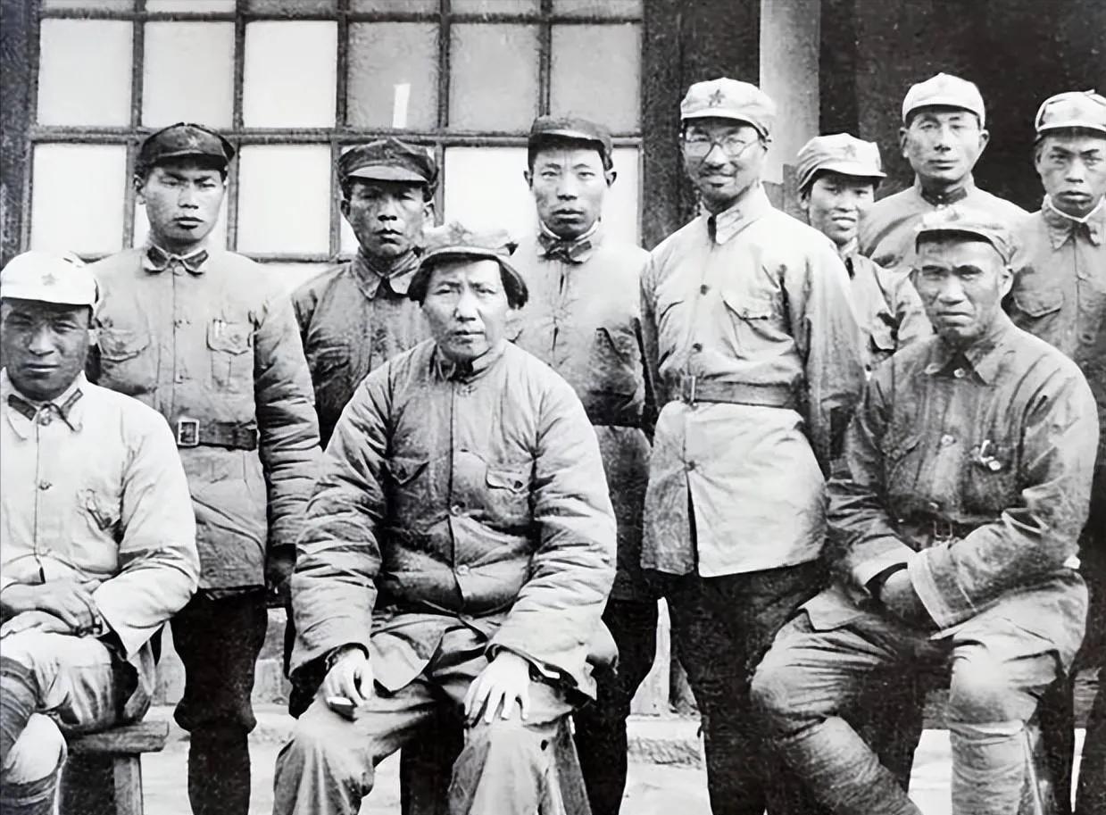 1947年初春，延安已不安全，毛主席调陈赓来保卫陕甘宁，陈赓却一句话不说，会上不