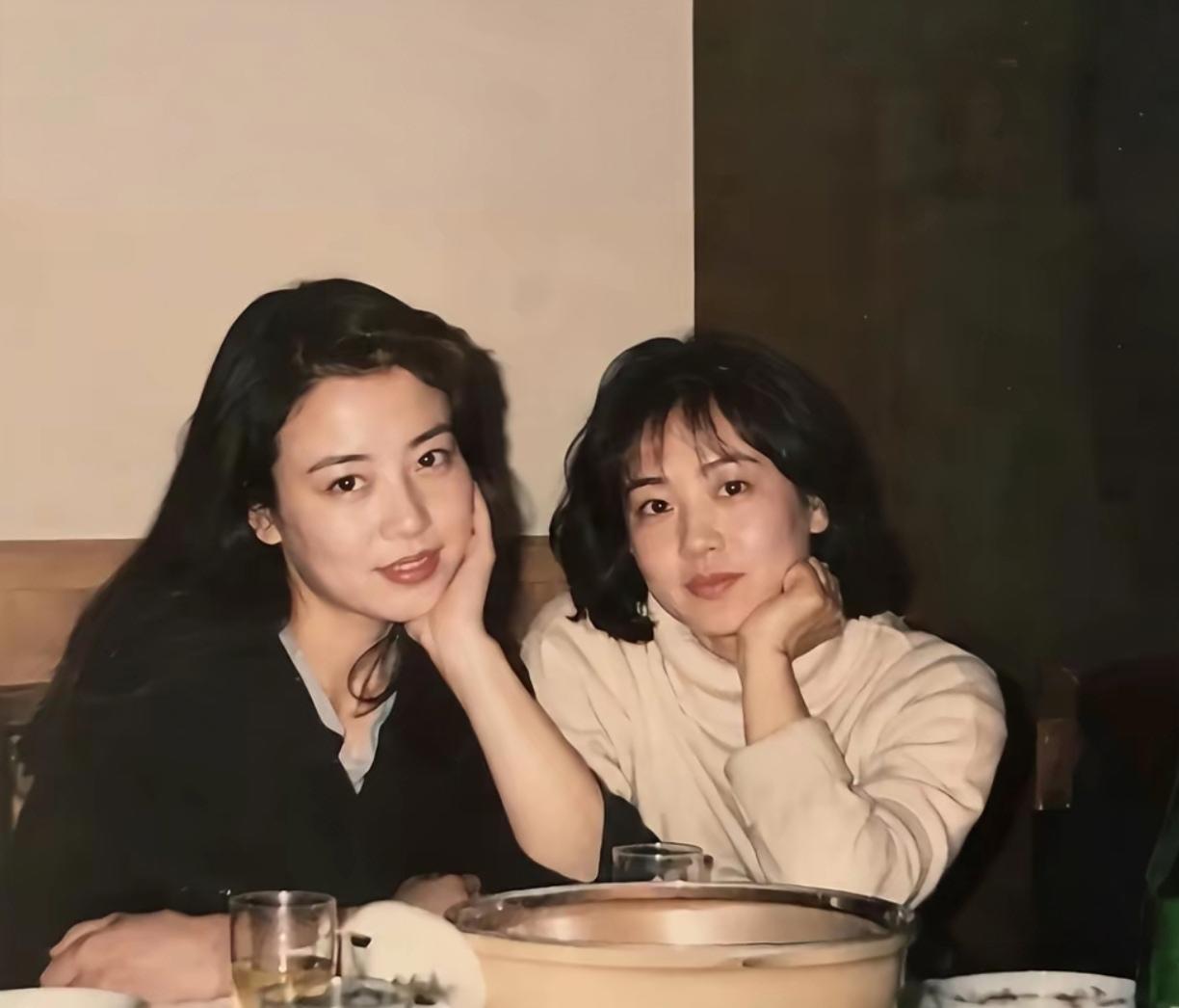 1998年十八岁的她们。那时候的姑娘确实漂亮，既没有化妆，更没有美颜，却有着天使