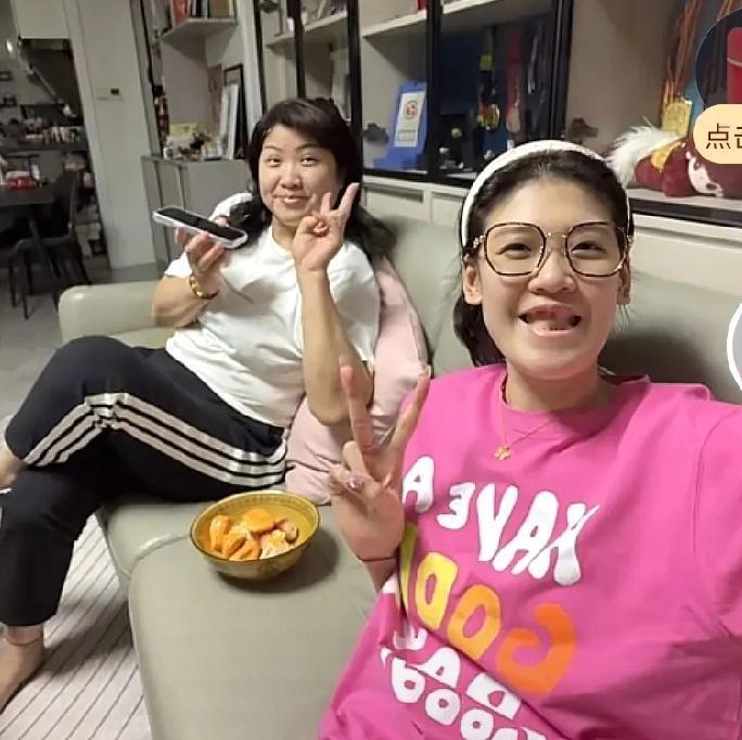 李盈莹天津发文戴眼镜惊喜亮相！今天刚刚回到天津的主攻手李盈莹，在自己的社