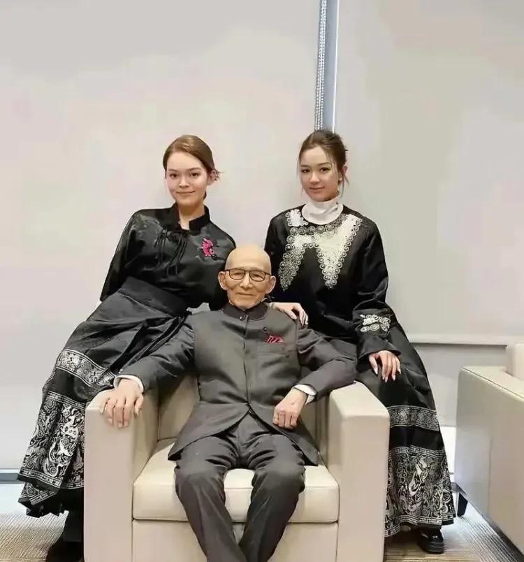 游本昌和他的两个孙女合影。上海滑稽演员游本昌老先生，年轻时候的演技一般（夸张做