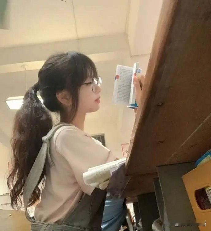 重回校园，她成了你同桌，咋整？同桌高中前女友她重生后找回同桌的你