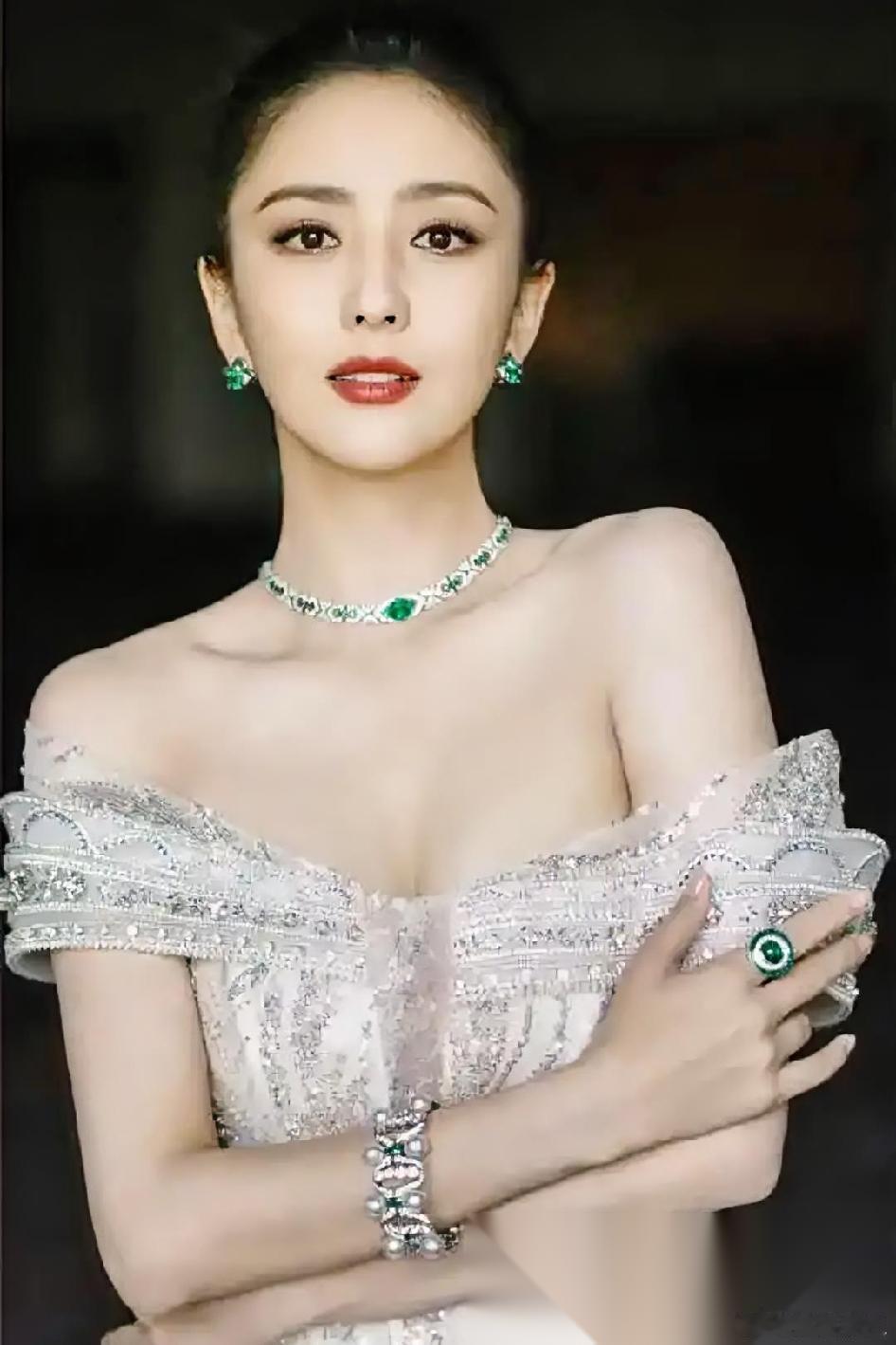 佟丽娅当年为啥没马上离婚？原因很简单，不是舍不得，也不是没勇气，而是因为她把