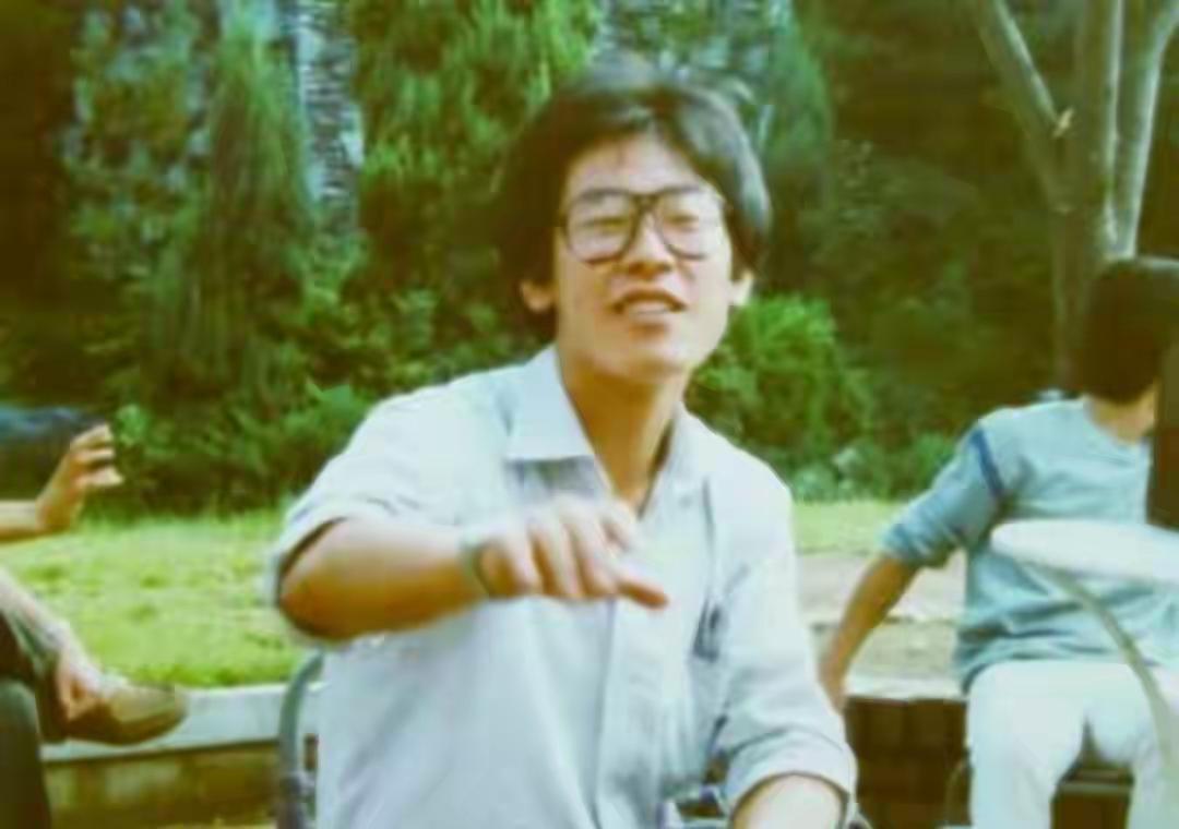 李在明年轻时长得不错，就是眼睛小了点。但眼小聚光呀，人家相中的老婆漂亮又贤惠，娶