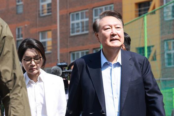 韩联社6月3日报道，韩国前总统尹锡悦夫妇在第21届总统选举中投票。今天上午，尹锡