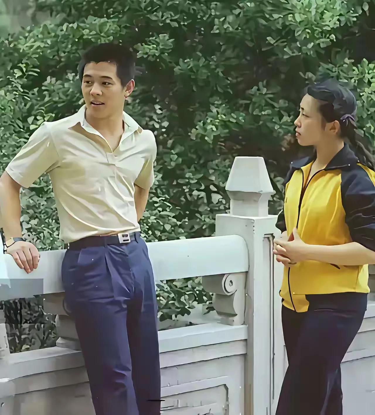 其实李连杰和师姐黄秋燕很登对。不知为何，婚后几年李连杰就不惜一切代价的执意离婚娶