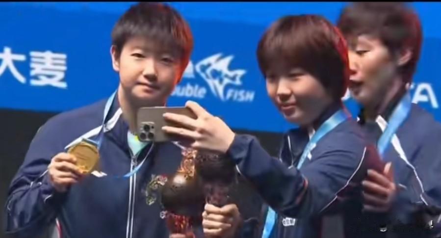 领奖合影时，本来，曼昱站在中间，但她硬是退了出来，把冠军孙颖莎推到了中间，看似一