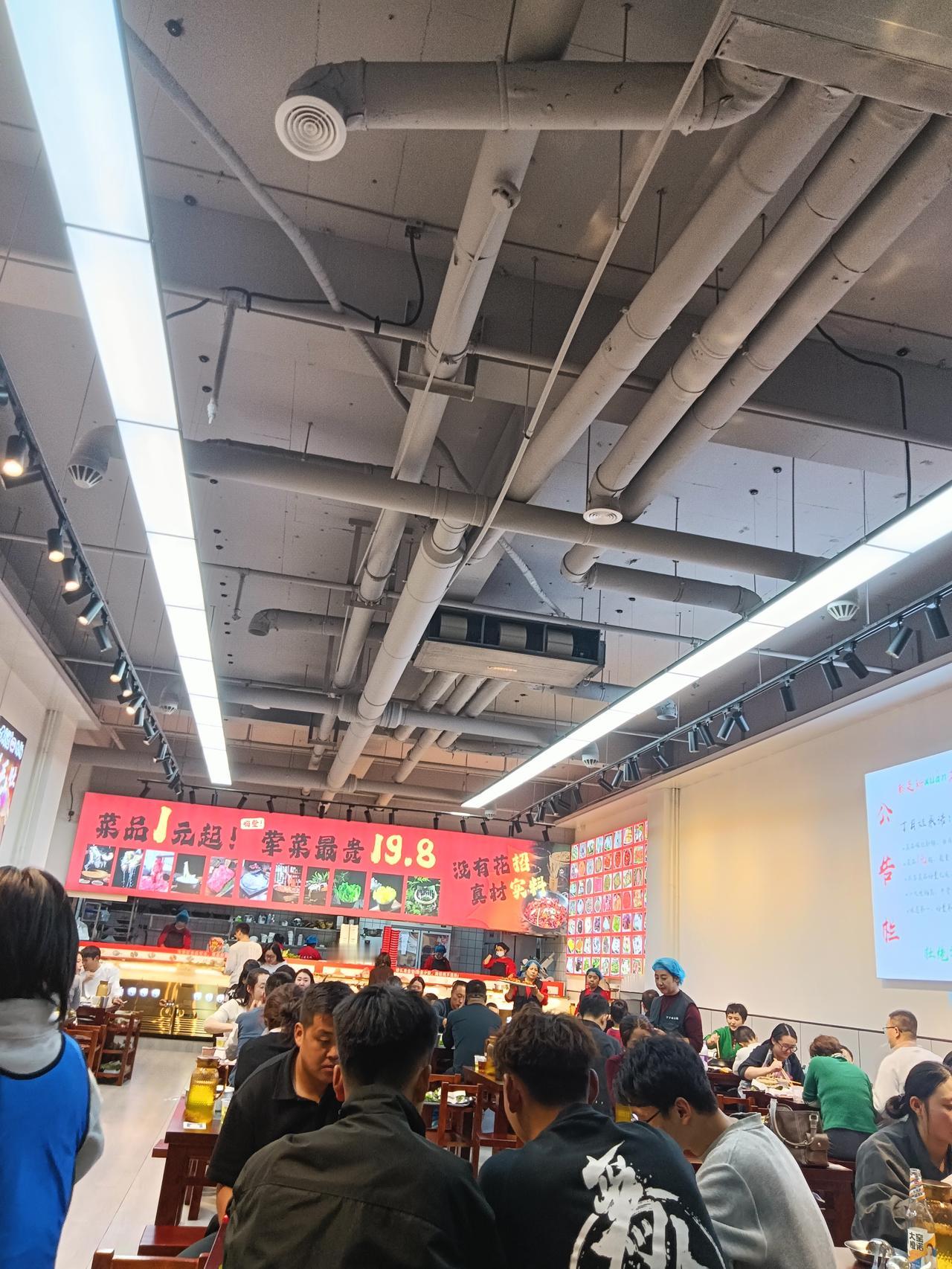 去吃火锅，新店有活动人很多，老板每桌还赠送一份糍粑，后厨每次做好一次端出来几份，