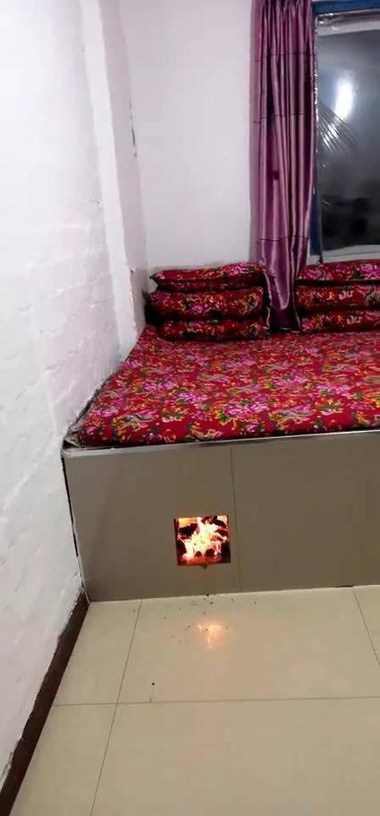 “安徽屋里比东北外头还冷！”东北丈母娘到安徽蚌埠的女婿家，冻得宁愿在院子里晒太阳