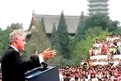 若是当年没有克林顿的一再坚持，中国加入世贸可能会更为艰难！98年克林顿访华其中一