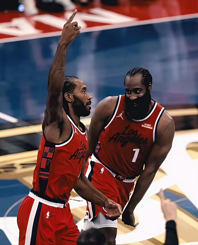 哈登谈“辅佐”小卡：“我和伦纳德交流最多。见他进入比赛状态，我就明白要当好助手，