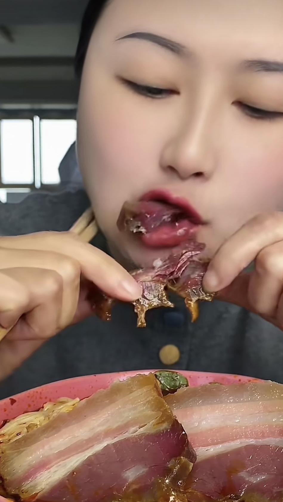 不知道这个小姐姐叫什么名字，但她嘴巴里嚼的是腊肉我认得[捂脸哭][捂脸哭]。真的感觉