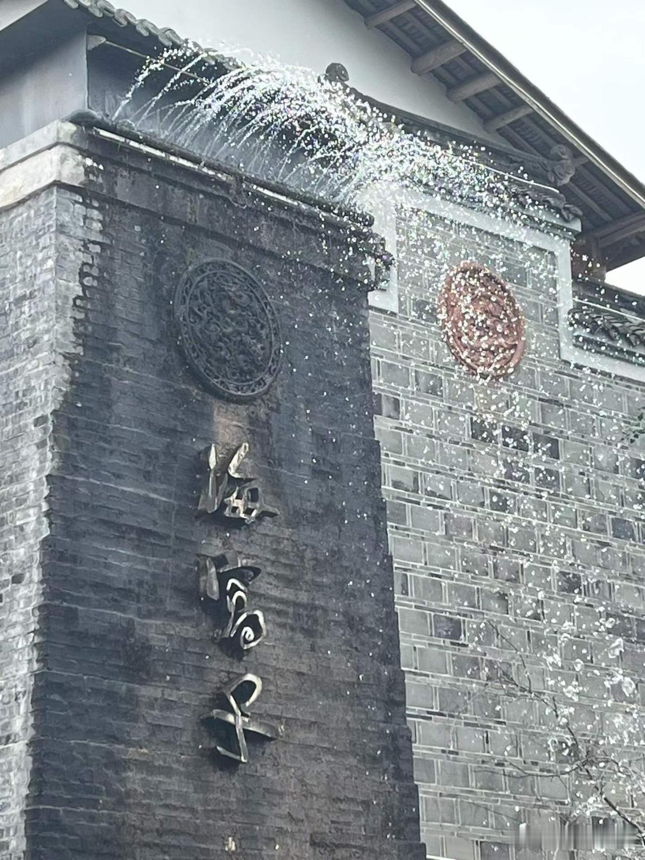 第一次到海窝子古镇，据说好吃的是刘鹅肉，一直排着长队，窝子油糕和方油糕，下午去基