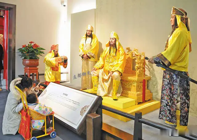 洪秀全定都天京后，就迫不及待地举行了科举考试，但是和明清正统的科举考试比起来，太