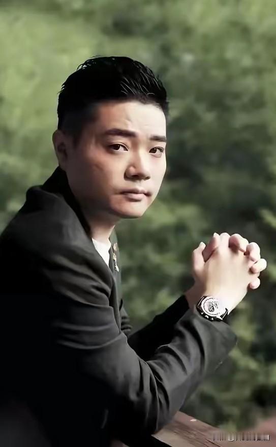 我一直以为身价过亿的丁俊晖，在英国就是住豪宅、玩投资。结果朋友扒出，他竟在谢菲尔