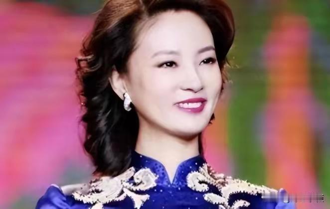 央视美女刘芳菲自小就是别人家乖女儿。能力超群，进入央视当主持人得天独厚事业可