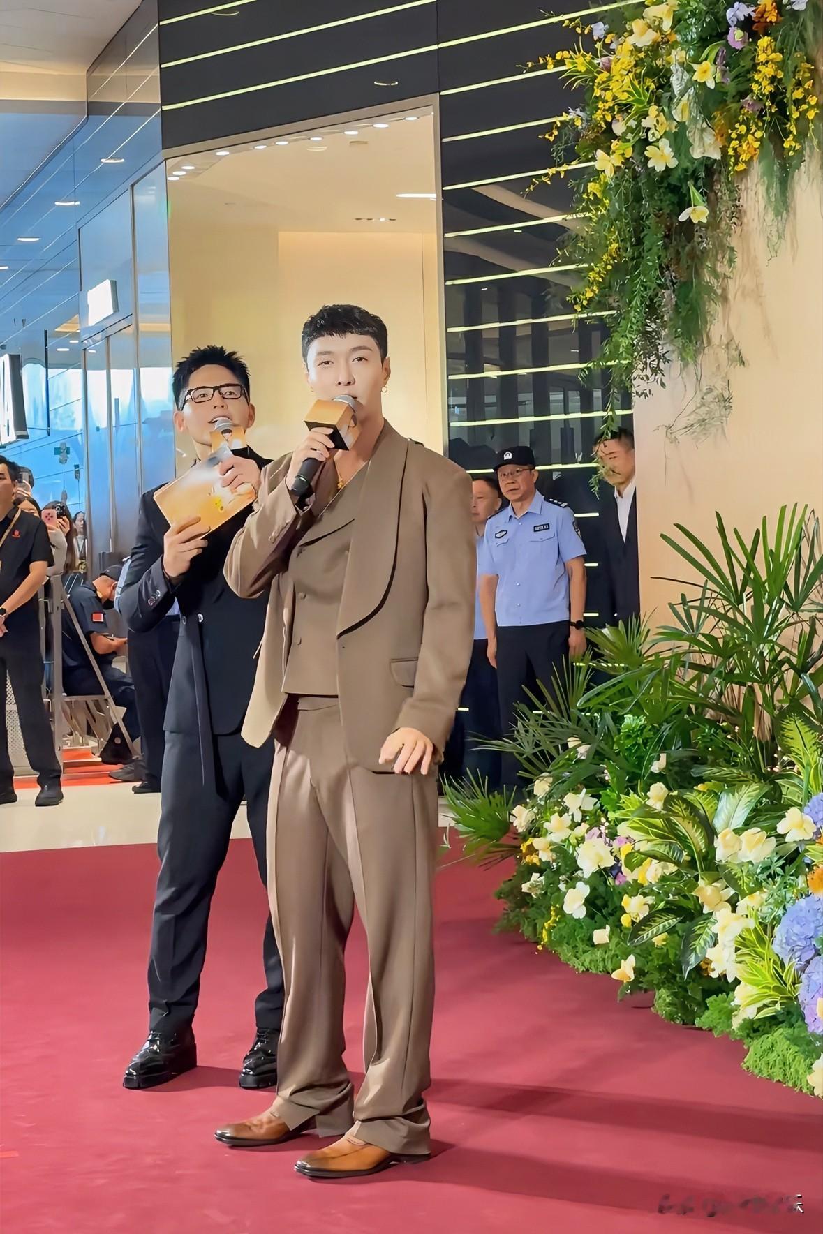 张艺兴武汉活动生图翻车！锅盖头直接拉垮颜值这个锅盖头直接把我看懵，齐厚厚的短刘海贴在额头，丑爆了，一