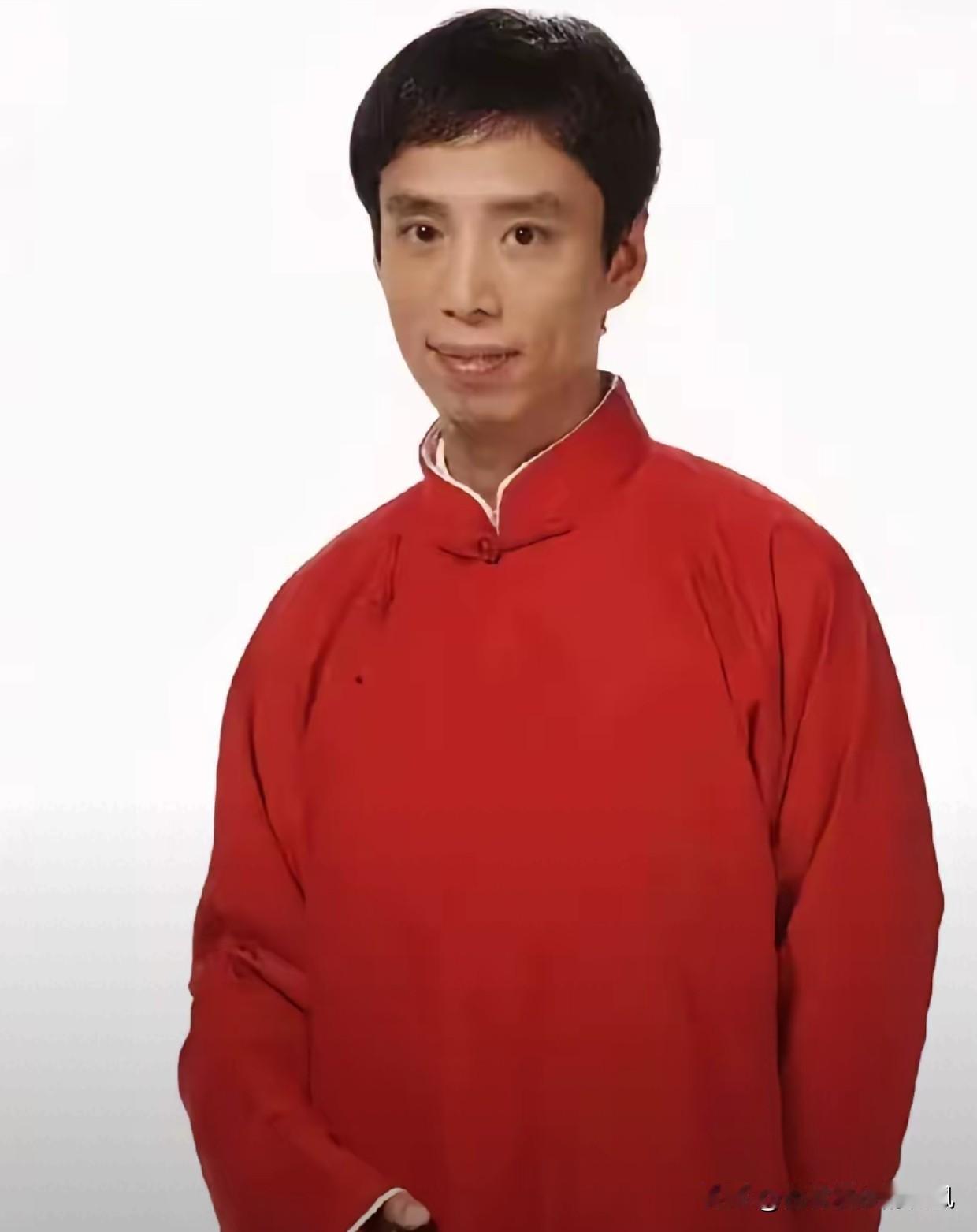 发现了没？贾旭明这哥们儿真神了，一上台就踩点，上次2023年办公室小品演完，