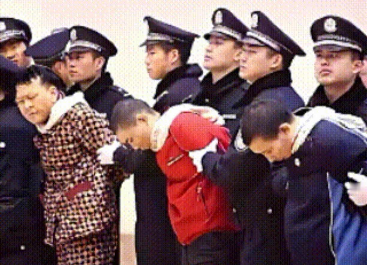 我第一次看到这个画面，将要受刑的几个人的颈部为什么都系着一条毛巾？抹口水用的？还