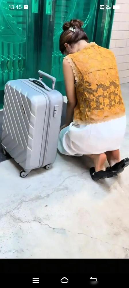 脸都不要了！河南周口川汇区老城那片旧小区，傍晚五点多，楼道灯刚亮，一个女人在三单