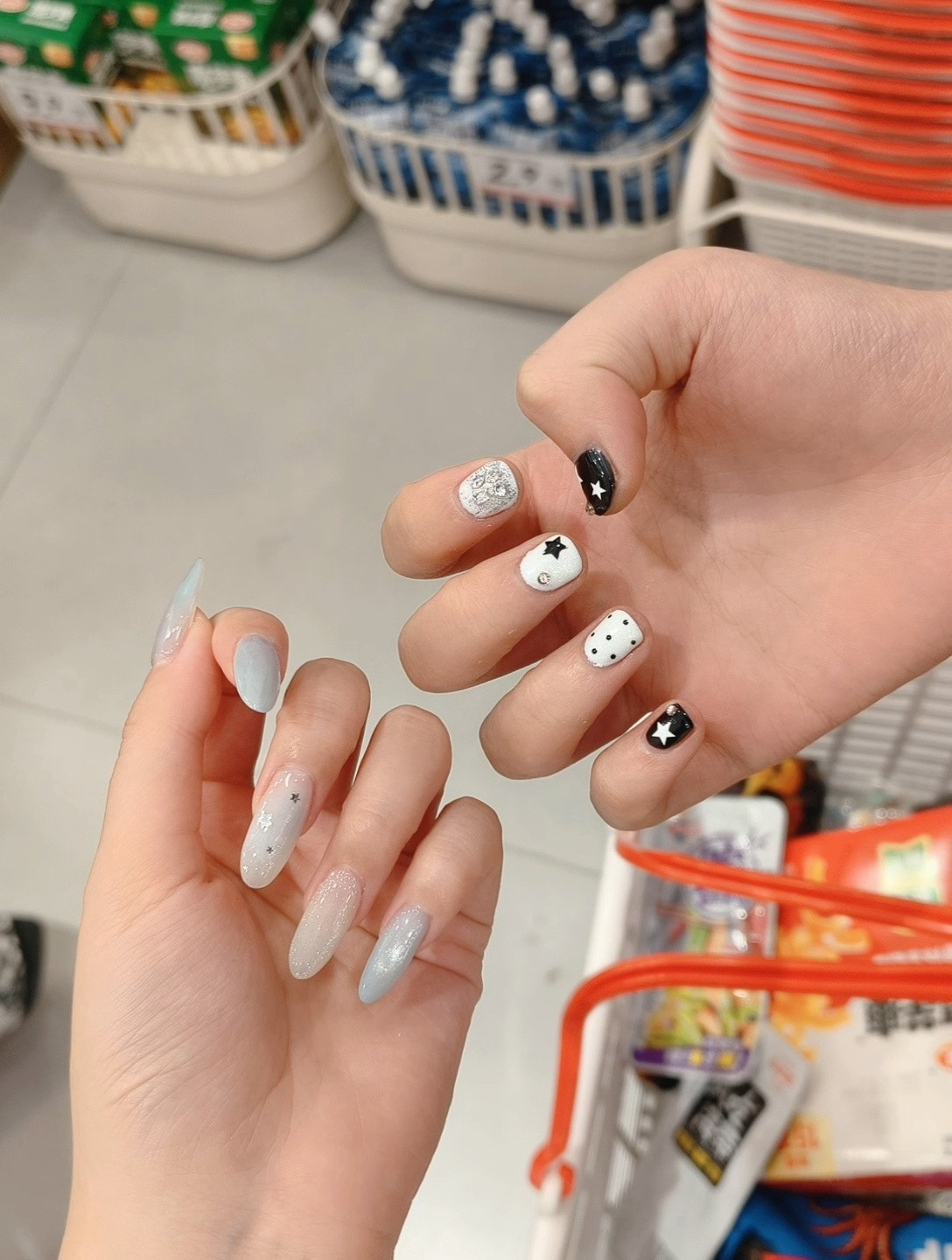 两个人都对对方的美甲很满意是什么鬼