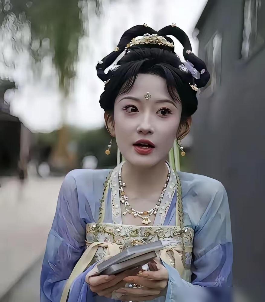 我开始理解曾辉的选角坚持了！韩雨桐哪都普通，长相不算惊艳，体态也总被挑刺，脖子前