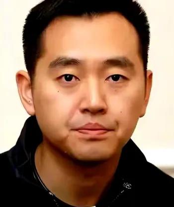 我去，刚刷到条消息，脑子半天没转过来——当年的乒乓王子孔令辉，现在居然在做紫砂壶