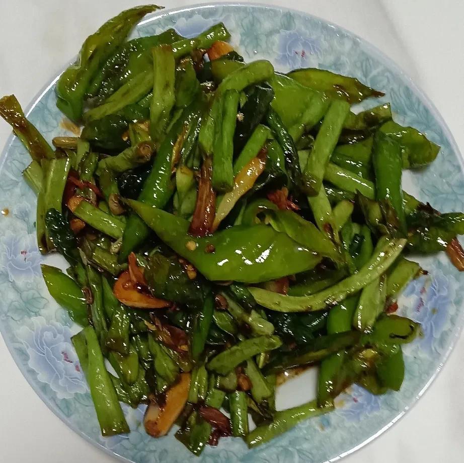 老公做的这道菜，让我吃了两个馒头还没过瘾。天热感觉吃饭没食欲。老公说他今天要