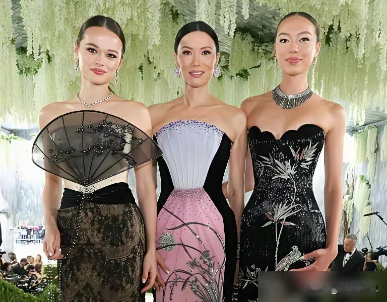 邓文迪带两个女儿亮相，这哪是母女情深，分明是年度路演57岁的邓文迪又带着她的