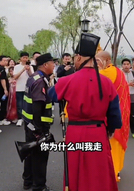 保安在西湖边上驱赶法海，法海很是气愤，不明白自己违反了哪条规定：“你没有权利叫我