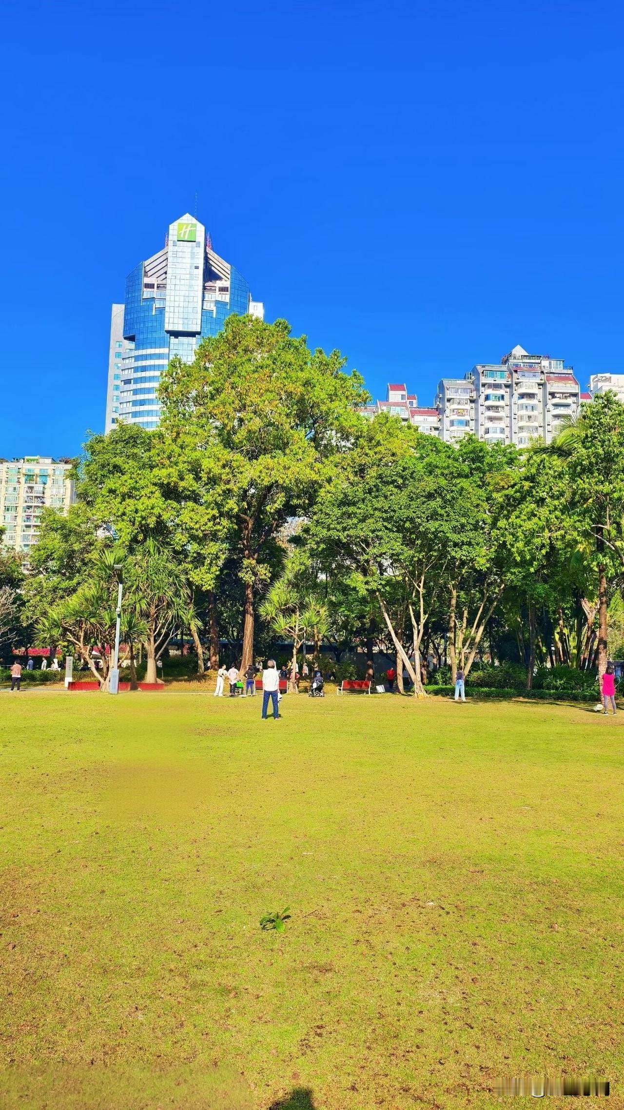 一位资历很深的退休干部：“在社会上一定要认清一个现实，就是人际交往中，凡是比你强