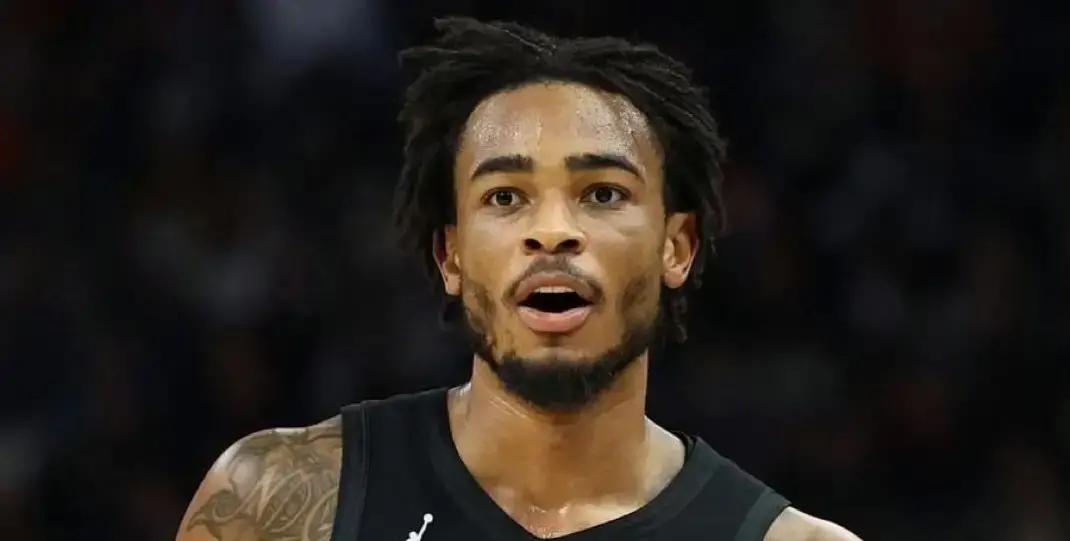 内线崩溃！勇士想用库明加换篮网中锋把库明加送出去，库里瞬间被三人包夹。对手