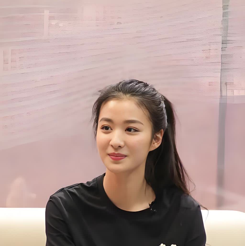 这是王楚然刚满19岁时接受采访时的样子是不是网传的那种惊为天人的美先搁一边最