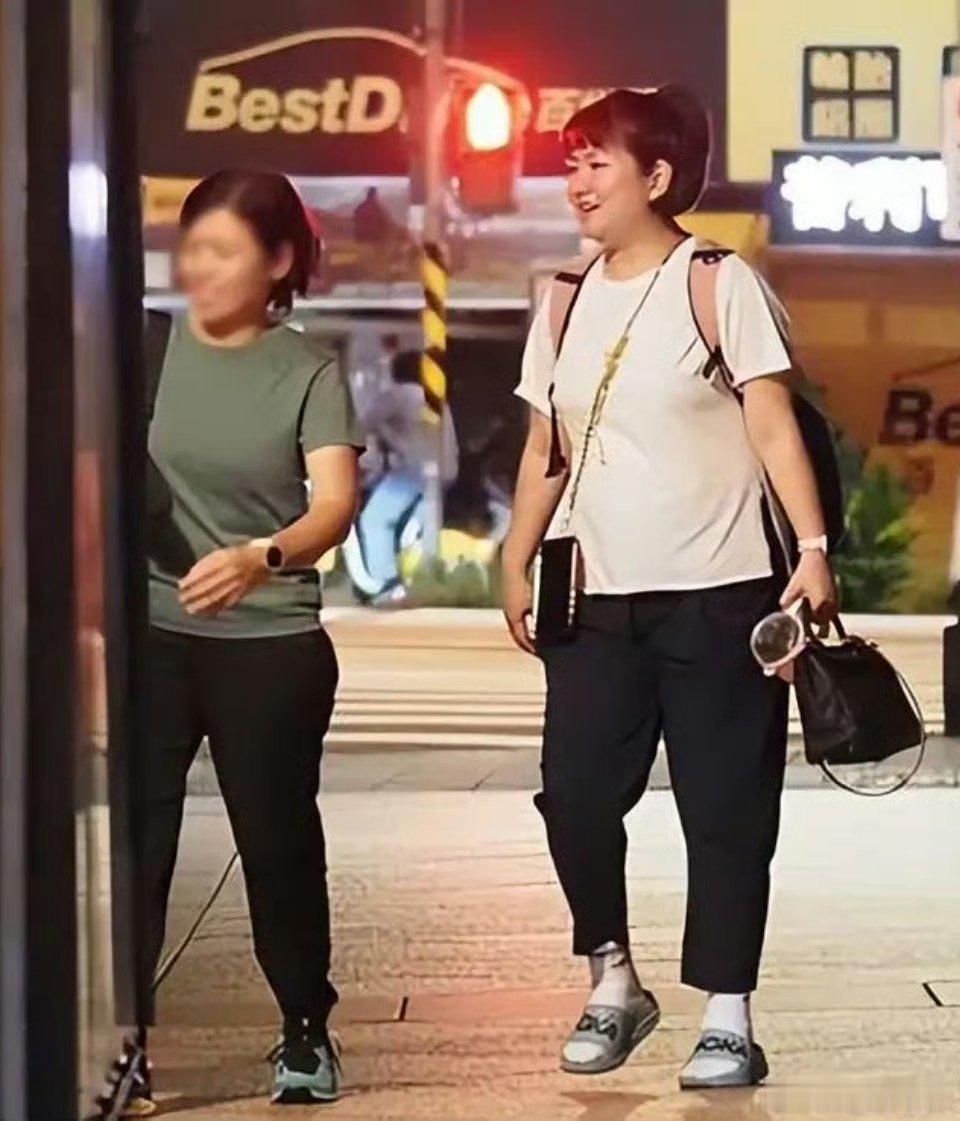 Selina发福Selina和男友带娃，发福好多，幸福肥吧~Selina身材S