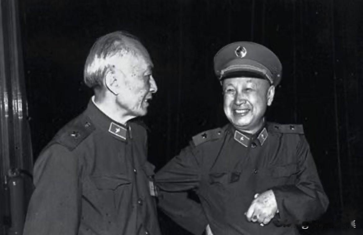 上世纪九十年代，穿军装的钱学森与朱光亚亲切交流的瞬间。朱光亚35岁临危受命，全面