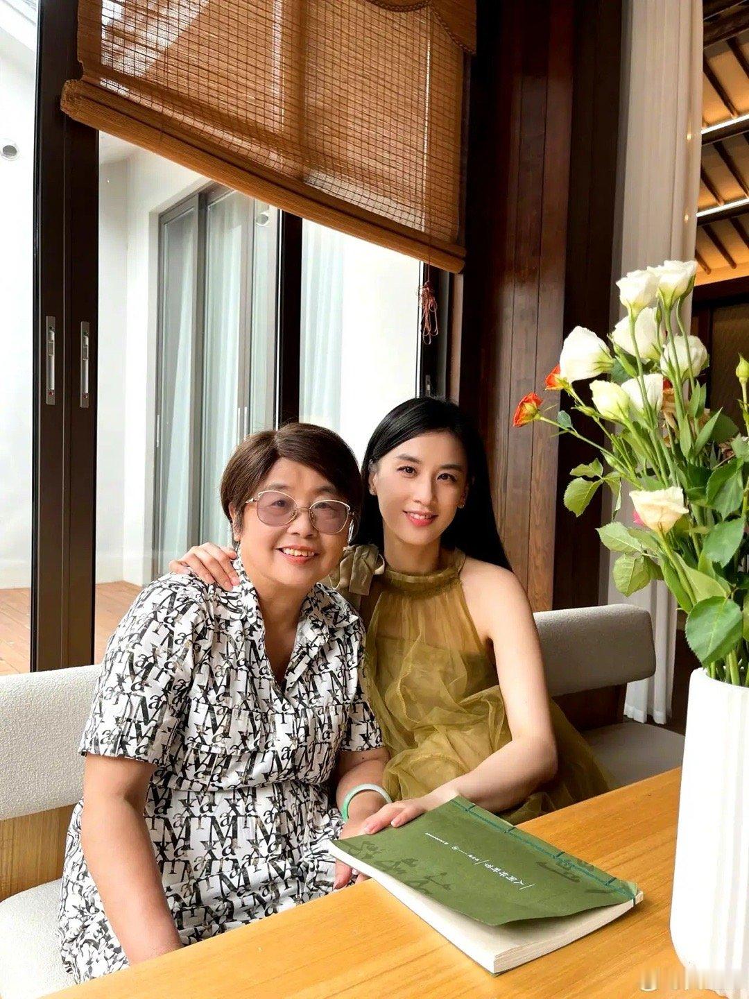 黄圣依发长文谈母女相处，文笔真好啊，提到自己的妈妈字里行间都是骄傲！黄圣依透露妈