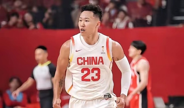 2场世预赛打完，中国男篮这两人真的可以放弃了，真的卧底1、贺希宁不少球迷原本对他寄予厚望，但最近一系
