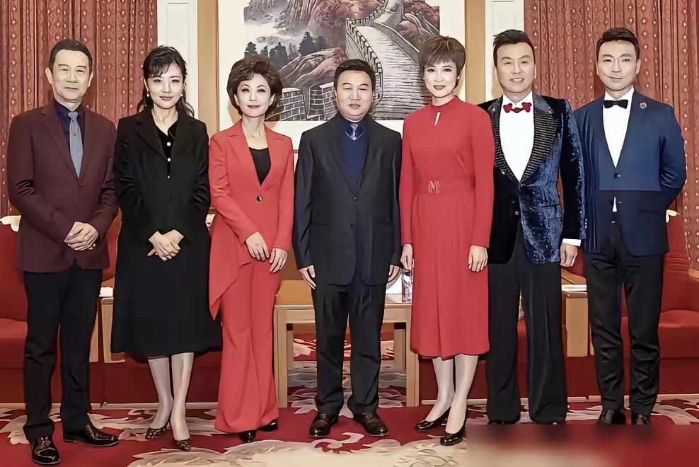 站在中间C位的，这位先生是谁？气质不凡，一众著名主持人站在边上，只有他站在中间，