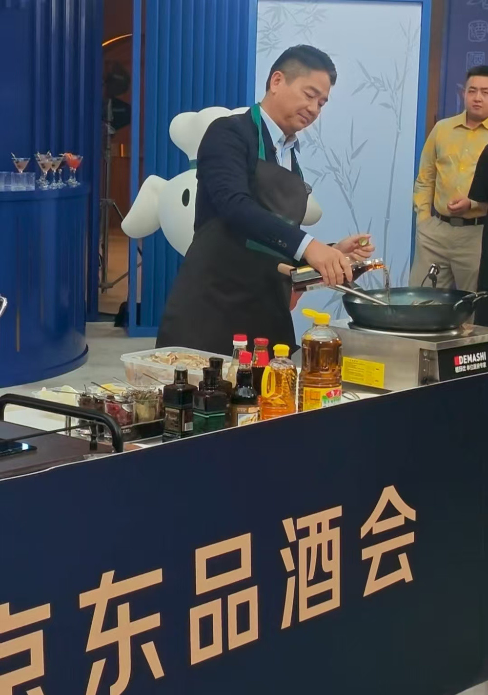 刘强东亮相京东品酒会: 称首次直播有点紧张, 现场炒制宿迁名菜