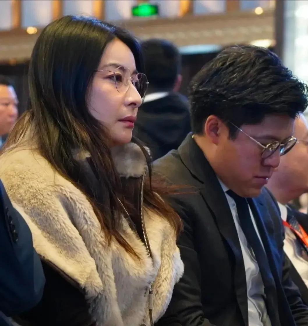 晶刚夫妇现身哈尔滨，郭晶晶皮草造型惊艳晶刚夫妇现身哈尔滨出席活动，郭晶晶一