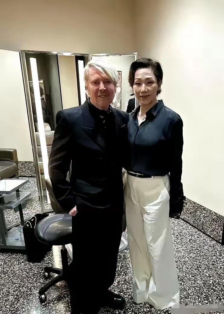 这竟然是林忆莲，都认不出来了，已近‌60岁‌的人了，样貌和身材发生变化也很正常，