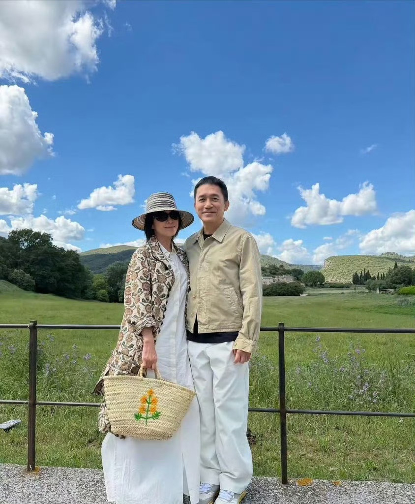60岁的刘嘉玲，分享了和梁朝伟在法国小镇的度假合同，氛围感拉满，看着格外赏心悦目。