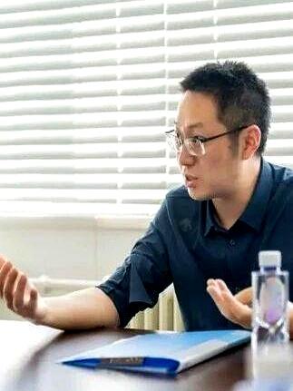 本来是去高校聊“AI时代怎么就业”，结果聊着聊着，场面直接有点尴尬了。张小龙被