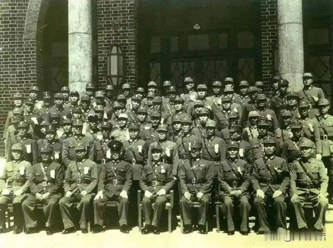 老蒋的10大王牌军军长结局新6军，军长廖耀湘，辽沈战役被俘虏。第5军，军长